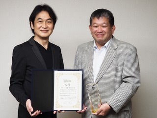 『MaaSアワード 2020』大賞を受賞したダイハツ工業株式会社の谷本氏(右)と選考委員長の夏野氏(左)