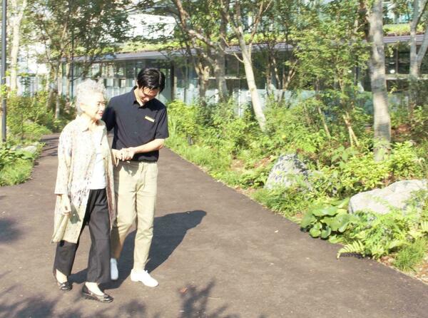 職員とお散歩をする様子