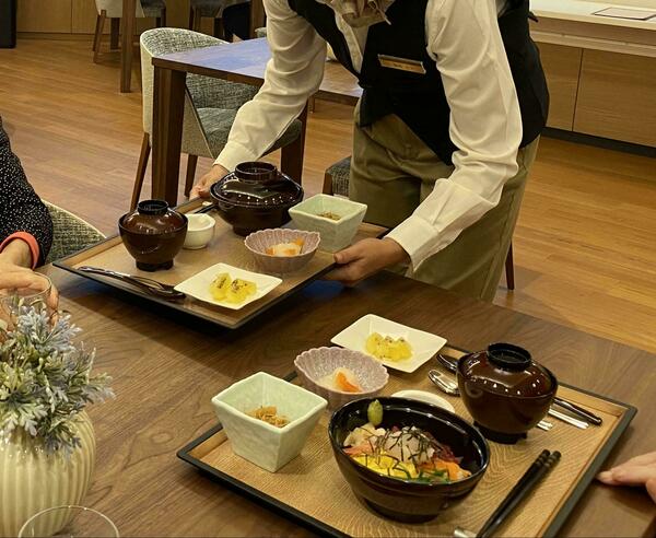 お食事が運ばれてくる様子