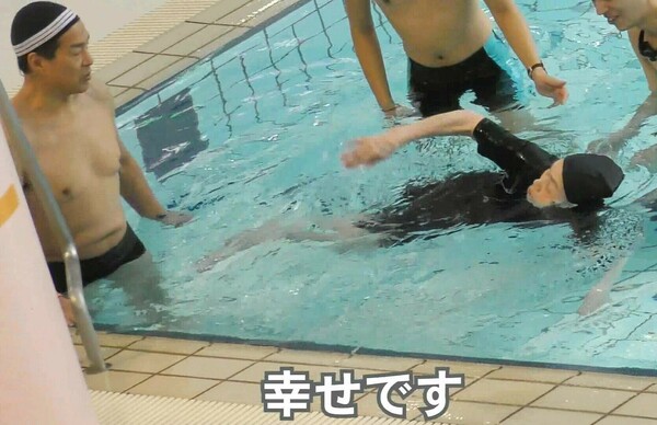 リハビリを重ね、プールで泳ぐ目標を達成!
